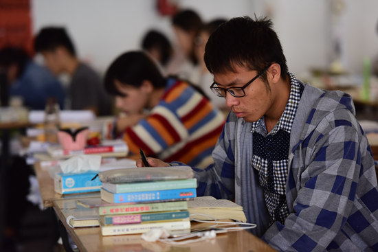   10月2日，安徽阜阳，在阜阳师范学院自习教室内，不少准备考研的大学生在紧张苦读，备战考试。视觉中国供图