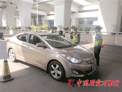 佛山交警今年全面启动网约车执法行动。广州日报全媒体记者李传智摄